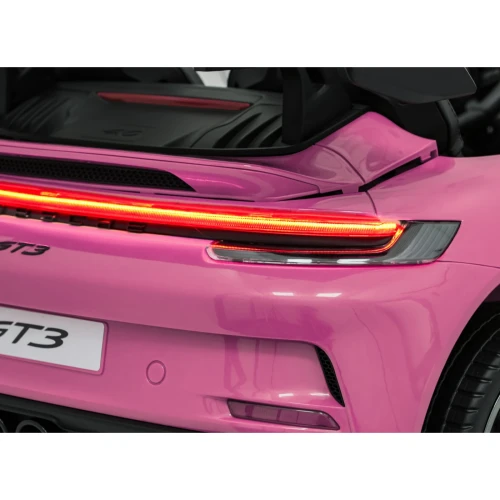 Świecąca listwa LED i napis GT3 – efektowne oświetlenie tyłu różowego Porsche 911 GT3 STRONG MP4 na akumulator dla dzieci.webp