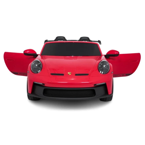 Widok z przodu z otwartymi drzwiami i napisem PORSCHE na progach – czerwone Porsche 911 GT3 STRONG MP4 na akumulator dla dzieci.webp