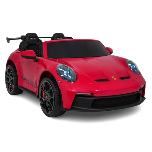 Ujęcie przodu i boku ze spojlerem i zapalonymi lampami LED – czerwone Porsche 911 GT3 STRONG MP4, auto elektryczne na akumulator dla dzieci.webp