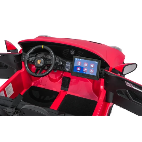 Kokpit z kierownicą Porsche, zegarami i dotykowym ekranem multimedialnym – wnętrze czerwonego Porsche 911 GT3 STRONG na akumulator dla dzieci.webp