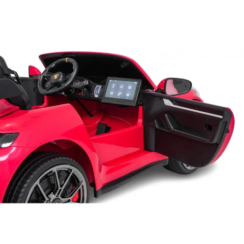 Kokpit z kierownicą Porsche, zegarami i ekranem dotykowym – wnętrze czerwonego Porsche 911 GT3 STRONG MP4 na akumulator dla dzieci.webp