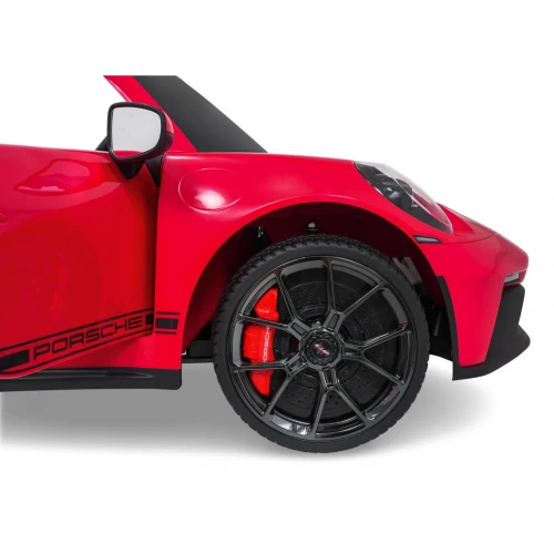 Przednie koło z czarną felgą, czerwony zacisk i napis PORSCHE na progu – czerwone Porsche 911 GT3 STRONG MP4 na akumulator dla dzieci.webp