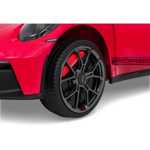 Zbliżenie felgi GT3 z czerwonym zaciskiem hamulcowym – czerwone Porsche 911 GT3 STRONG MP4, pojazd na akumulator dla dzieci.webp