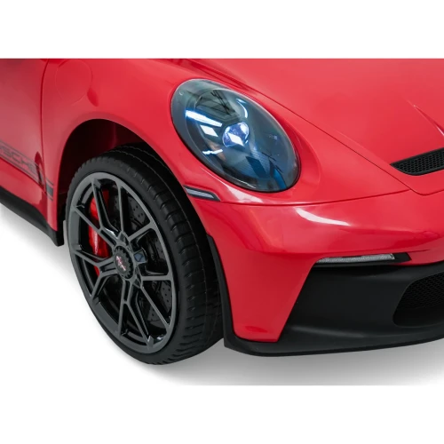Zapalony przedni reflektor LED i przednie koło – zbliżenie czerwonego Porsche 911 GT3 STRONG MP4 na akumulator dla dzieci.webp
