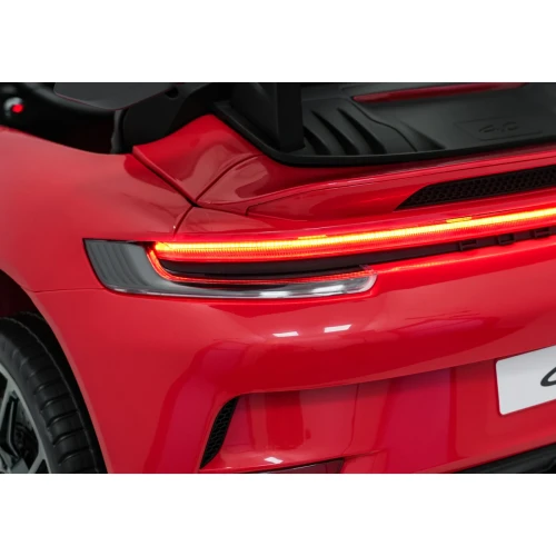 Podświetlona tylna lampa LED i listwa świetlna – tył czerwonego Porsche 911 GT3 STRONG MP4 na akumulator dla dzieci.webp