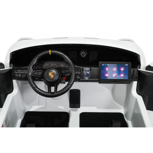 Kokpit z kierownicą Porsche, zegarami i dotykowym ekranem multimedialnym – wnętrze białego Porsche 911 GT3 STRONG MP4 na akumulator dla dzieci.webp