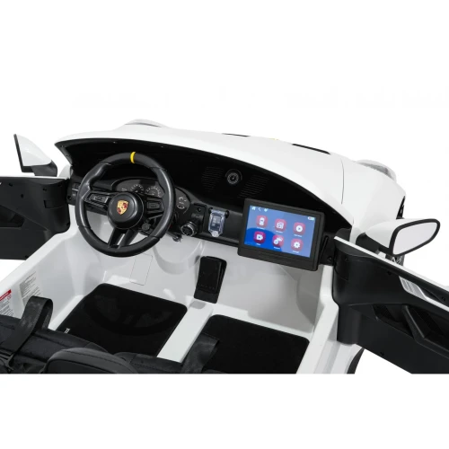 Kokpit z kierownicą Porsche, zegarami i dotykowym ekranem MP4 – wnętrze białego Porsche 911 GT3 STRONG MP4 na akumulator dla dzieci.webp