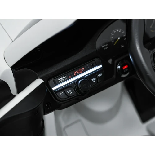Panel audio z portem USB, wyświetlaczem, funkcją MUSIC i STORY – deska rozdzielcza białego Porsche 911 GT3 STRONG MP4 na akumulator dla dzieci.webp