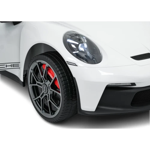 Zbliżenie przedniego koła i zapalonego reflektora LED – białe Porsche 911 GT3 STRONG MP4, auto elektryczne na akumulator dla dzieci.webp