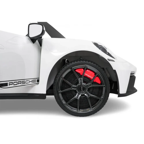 Przednie koło z czarną felgą, czerwony zacisk i napis PORSCHE na drzwiach – białe Porsche 911 GT3 STRONG MP4 na akumulator dla dzieci.webp