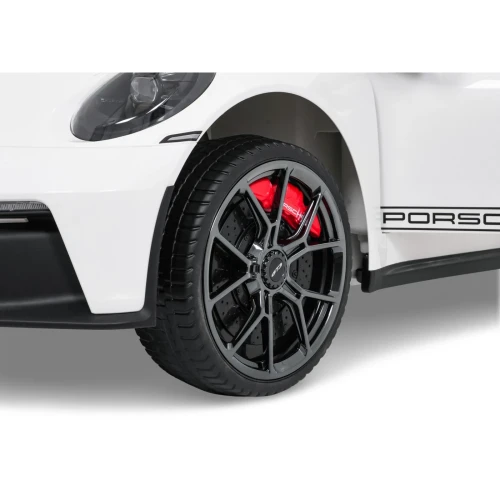 Zbliżenie felgi GT3 z czerwonym zaciskiem hamulcowym i napisem PORSCHE – białe Porsche 911 GT3 STRONG MP4, pojazd na akumulator dla dzieci.webp