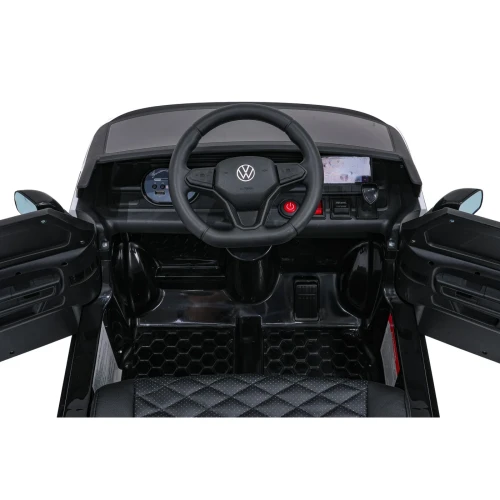 Kokpit z kierownicą z logo VW, ekranem multimedialnym i panelem audio – wnętrze czarnego Volkswagena ID. Buzz na akumulator dla dzieci.webp