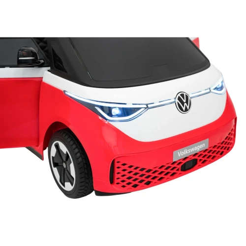 Przedni reflektor LED z podświetlaną listwą i logo Volkswagen – zbliżenie czerwonego Volkswagena ID. Buzz na akumulator dla dzieci.webp