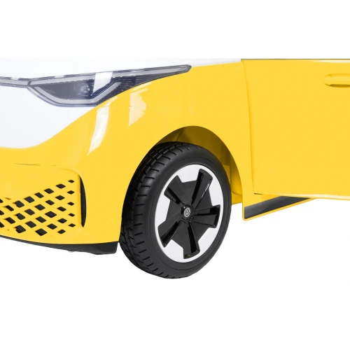 Koło z czarną felgą w stylu VW i białym pierścieniem – zbliżenie żółtego Volkswagena ID. Buzz na akumulator dla dzieci.webp
