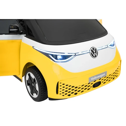 Przedni reflektor LED z podświetlaną listwą i logo Volkswagen – zbliżenie żółtego Volkswagena ID. Buzz na akumulator dla dzieci.webp