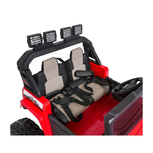 Dwa fotele z 5-punktowymi pasami bezpieczeństwa i klatką z halogenami LED – wnętrze czerwonego Extreme Sport 4x4 na akumulator dla dzieci.webp
