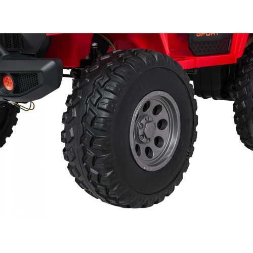 Koło z terenową oponą i srebrną felgą – zbliżenie czerwonego Extreme Sport 4x4 na akumulator dla dzieci.webp