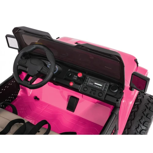 Widok z góry na kokpit z kierownicą, panelem audio MP3 i pedałem gazu – wnętrze różowego Extreme Sport 4x4 na akumulator dla dzieci.webp