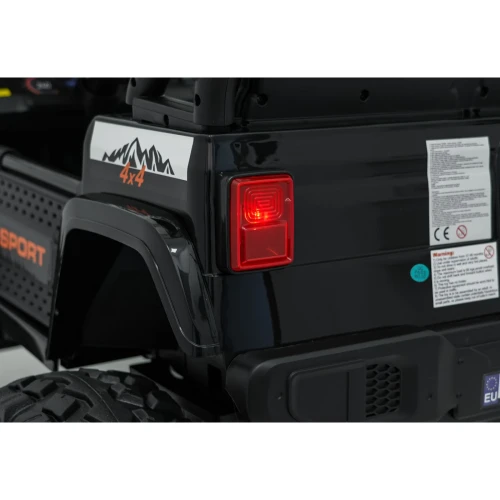 Tylna lampa LED i naklejka 4x4 z górami – zbliżenie tyłu czarnego Extreme Sport 4x4 na akumulator dla dzieci.webp