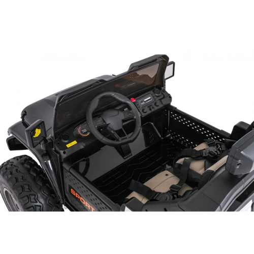 Kokpit z kierownicą, panelem audio i fotelami z pasami – wnętrze czarnego Extreme Sport 4x4 na akumulator dla dzieci.webp
