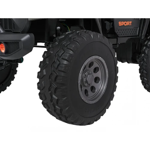 Koło z terenową oponą i szarą felgą – zbliżenie czarnego Extreme Sport 4x4 na akumulator dla dzieci.webp