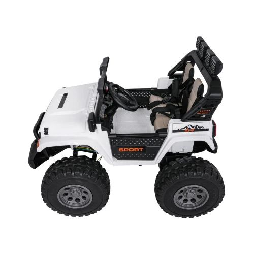 Widok z boku na wnętrze z kierownicą, dwoma fotelami i pasami – biały Extreme Sport 4x4, pojazd na akumulator dla dzieci.webp