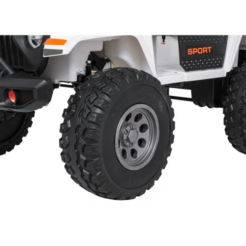 Koło z terenową oponą 450x150 i szarą felgą – zbliżenie białego Extreme Sport 4x4 na akumulator dla dzieci.webp