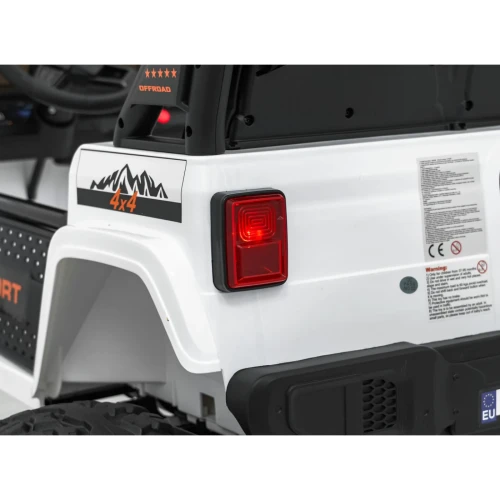 Tylna lampa LED i naklejka 4x4 z górami – zbliżenie tyłu białego Extreme Sport 4x4 na akumulator dla dzieci.webp