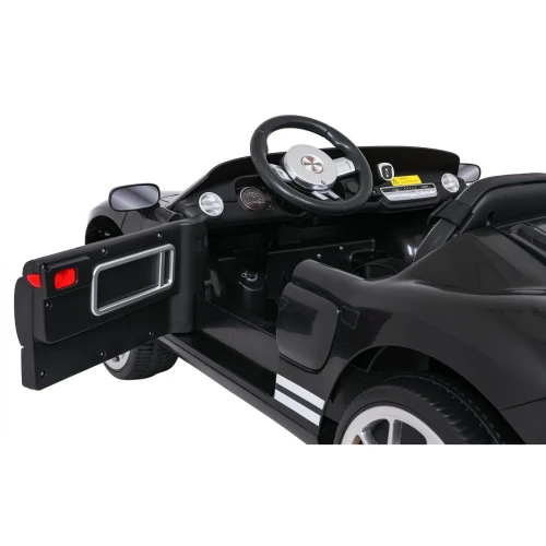 Kokpit z kierownicą z logo Ford GT i otwartymi drzwiami z klamką – wnętrze czarnego Forda GT na akumulator dla dzieci.webp