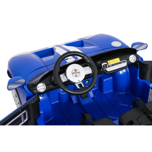 Kokpit z kierownicą z logo Ford GT i panelem audio – wnętrze niebieskiego Forda GT na akumulator dla dzieci.webp