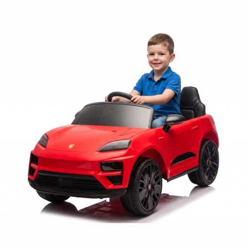 pojazd-porsche-macan-czerwone-dla-dzieci - zdjecie z dzieckiem.webp