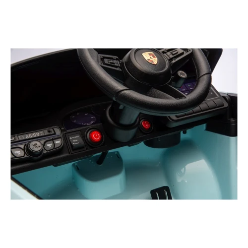 Kierownica z logo Porsche, pokrętło Drive Mode i przycisk zasilania – kokpit miętowego Porsche Macan Turbo na akumulator dla dzieci.webp