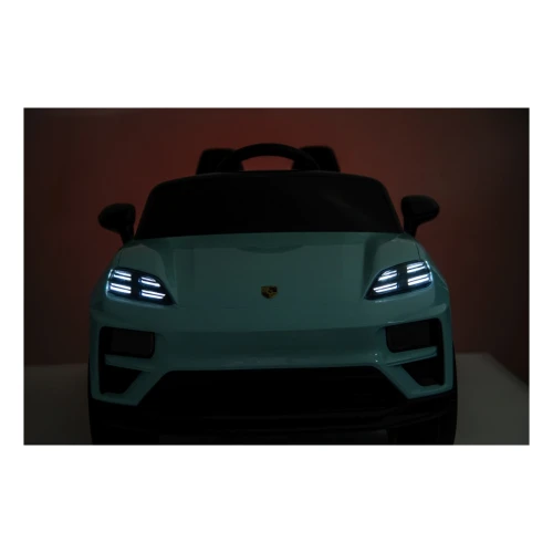 Świecące reflektory LED w ciemności – przód miętowego Porsche Macan Turbo, auta elektrycznego na akumulator dla dzieci (1).webp