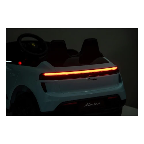 Podświetlona tylna listwa LED z napisem Turbo po zmroku – miętowe Porsche Macan Turbo, efektowne oświetlenie auta na akumulator dla dzieci.webp