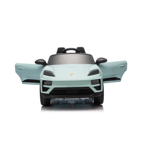 Przód z otwartymi drzwiami i emblematem Porsche – miętowe Porsche Macan Turbo, samochód na akumulator dla dzieci.webp