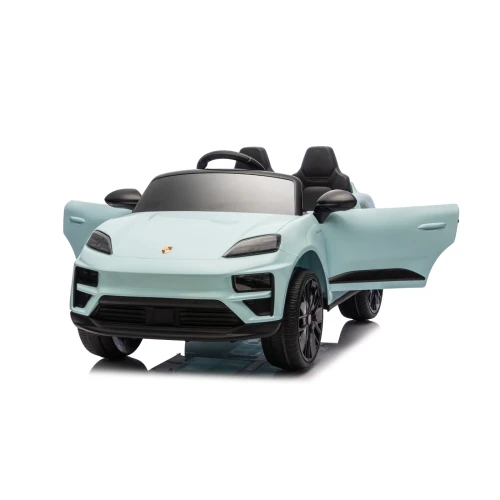 Ujęcie przodu i boku z otwartymi drzwiami i czarnymi felgami – miętowe Porsche Macan Turbo, elektryczny SUV na akumulator dla dzieci.webp