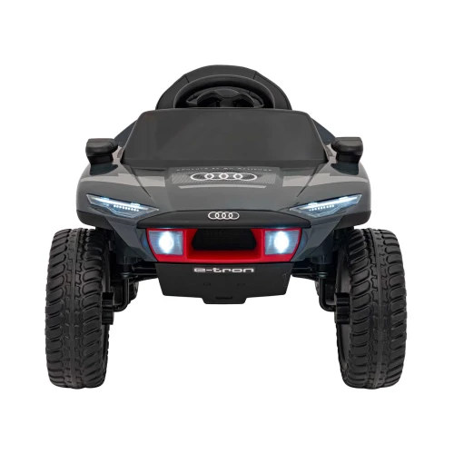 Przód z włączonymi reflektorami LED i napisem e-tron – szare Audi RSQ e-tron, auto elektryczne na akumulator dla dzieci.webp