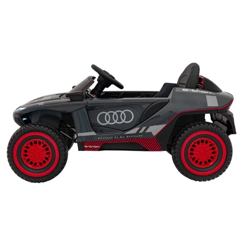 Widok z boku z czerwonymi felgami i napisem #Future Is An Attitude – szare Audi RSQ e-tron, pojazd na akumulator dla dzieci.webp