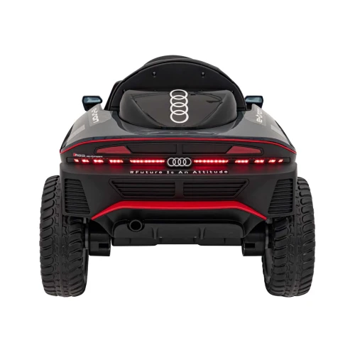 Widok z tyłu z listwą LED, logo Audi i napisem RSQ e-tron – szare Audi RSQ e-tron na akumulator dla dzieci.webp