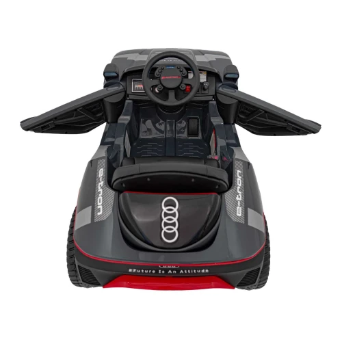Widok z góry na wnętrze z otwartymi drzwiami – szare Audi RSQ e-tron, auto elektryczne na akumulator dla dzieci.webp