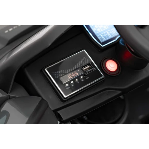 Panel audio z portem USB, wejściem AUX, odtwarzaczem MP3 i wskaźnikiem baterii – kokpit szarego Audi RSQ e-tron na akumulator dla dzieci.webp