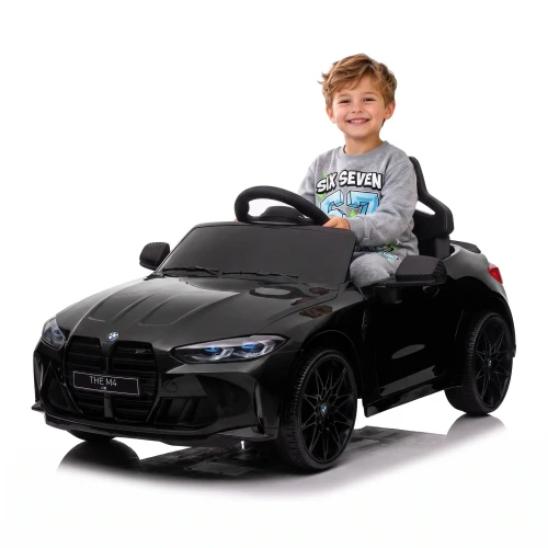 Czarne BMW M4 na akumulator z dzieckiem w środku ktore ma koszulke 67 six seven.webp