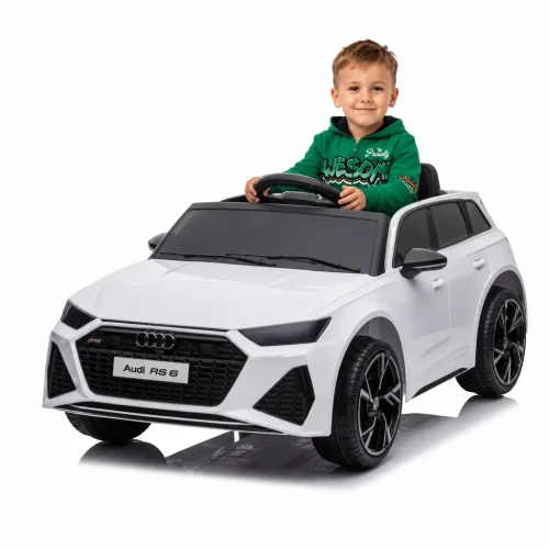 Białe Audi RS 6 z dzieckiem w środku - merikids.webp