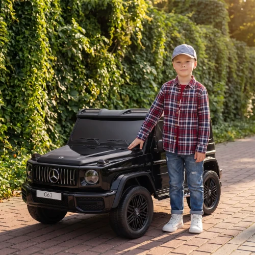 Mercedes AMG G63 XXL z dzieckiem na podwórku.webp