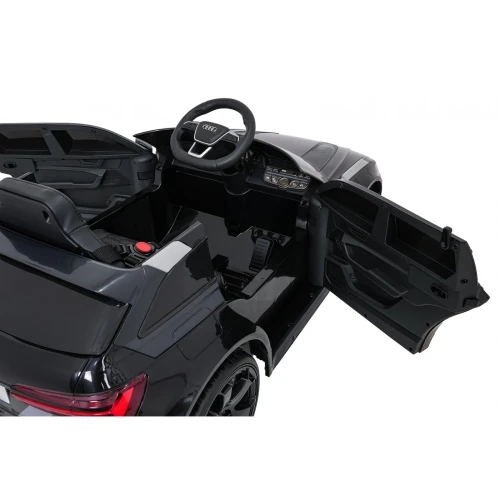 Kokpit z kierownicą Audi i panelem sterowania przy otwartych drzwiach – wnętrze czarnego Audi RS6 Avant GT, auta elektrycznego na akumulator dla dzieci.webp