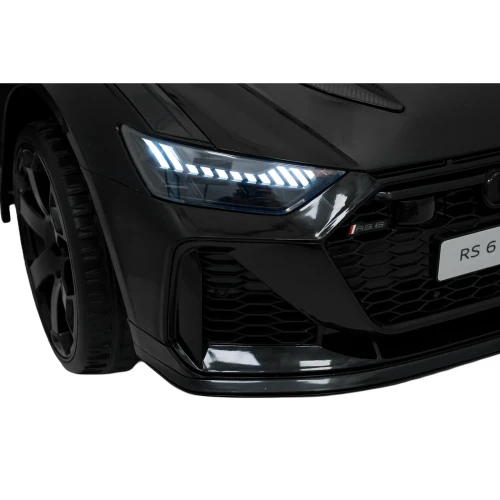 Przedni reflektor LED, emblemat RS 6 i grill plaster miodu – zbliżenie czarnego Audi RS6 Avant GT na akumulator dla dzieci.webp