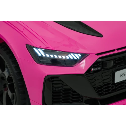 Przedni reflektor LED, emblemat RS 6 i grill plaster miodu – zbliżenie różowego Audi RS6 Avant GT na akumulator dla dzieci.webp
