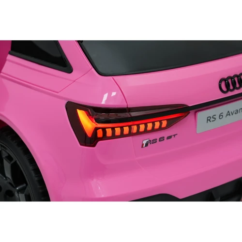 Tylna lampa LED z emblematem RS 6 GT – efektowne oświetlenie różowego Audi RS6 Avant GT, auta elektrycznego na akumulator dla dzieci.webp