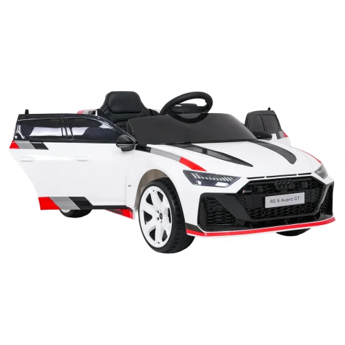 Przód i prawy bok z otwartymi drzwiami i sportowym fotelem – białe Audi RS6 Avant GT, pojazd na akumulator dla dzieci.webp