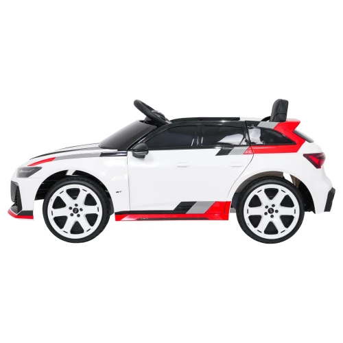 Widok z boku z białymi felgami z logo Audi i czerwonym spojlerem – białe Audi RS6 Avant GT, auto elektryczne na akumulator dla dzieci.webp